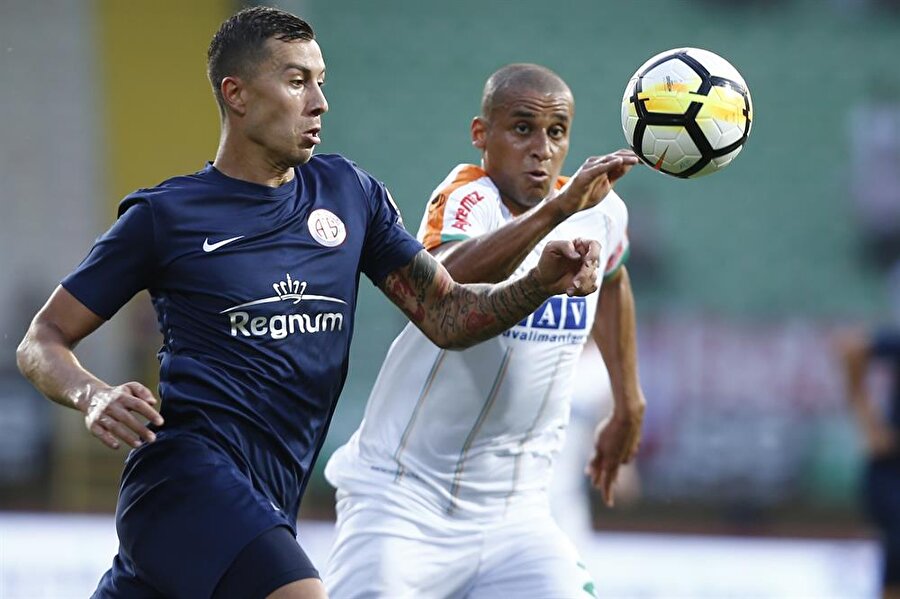 Emre Güral, Antalyaspor formasıyla mücadele ederken.