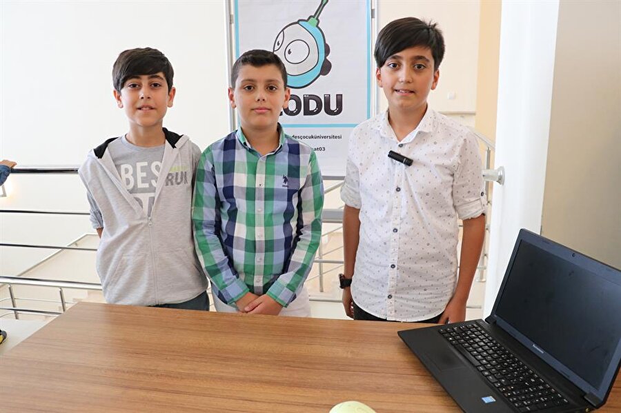 Öğrenciler kodladıkları oyunları oynuyor
