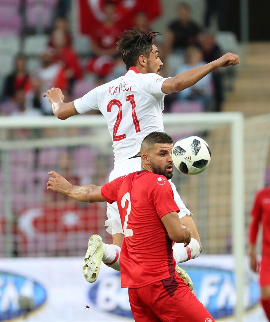 İrfan Can Kahveci, Milli Takım formasıyla hazırlık maçında hava topu mücadelesine girerken.