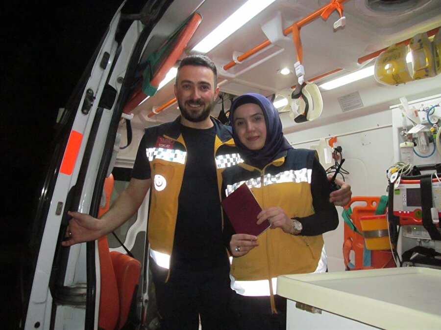 Tokat'ın Zile ilçesinde acil tıp teknisyeni olarak görev yapan çift, evliliğe evet demek için ambulansı seçti.