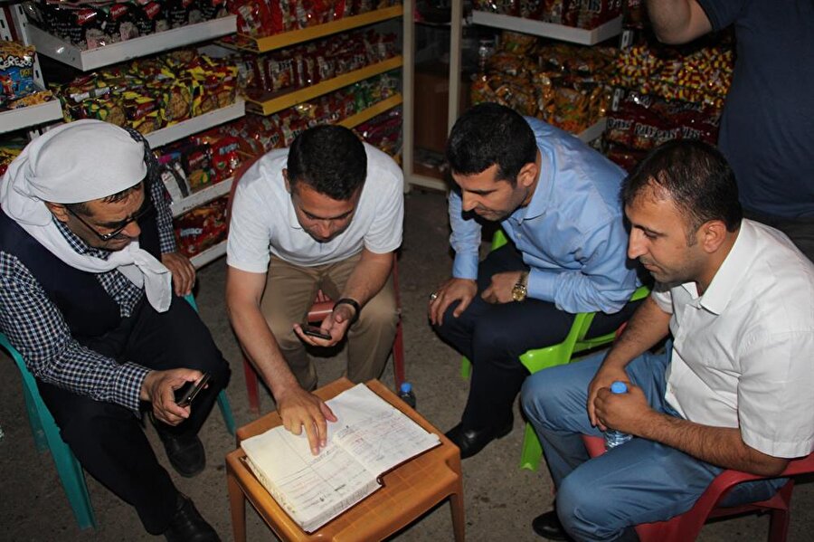 Şırnak Silopi'de hayırsever iş adamları veresiye defterlerini satın aldılar.
