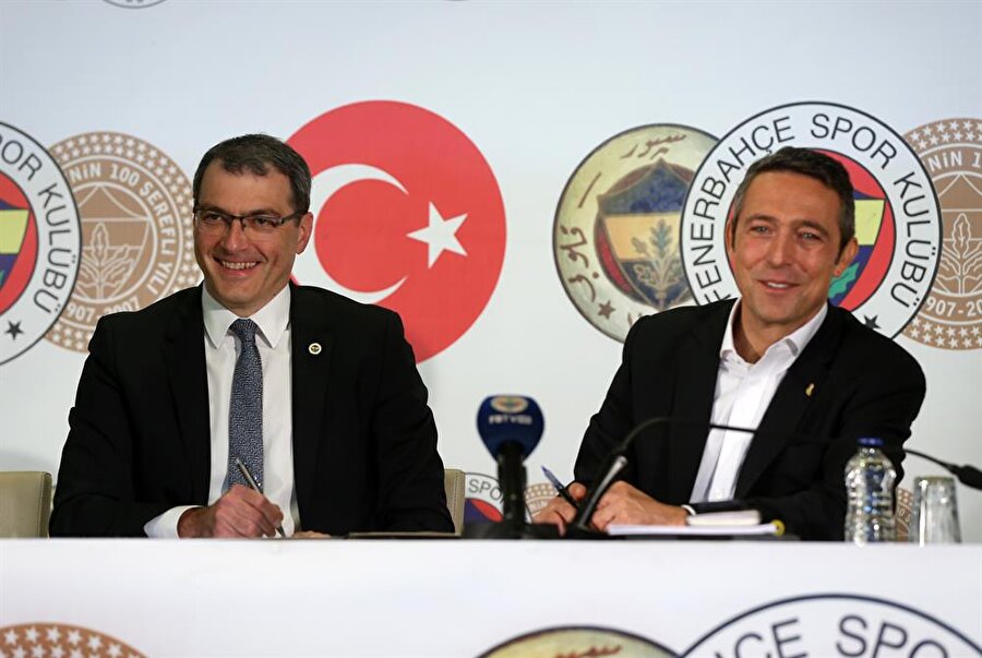 Damien Comolli, Ali Koç'un da yer aldığı törende Fenerbahçe'ye imza atıyor.