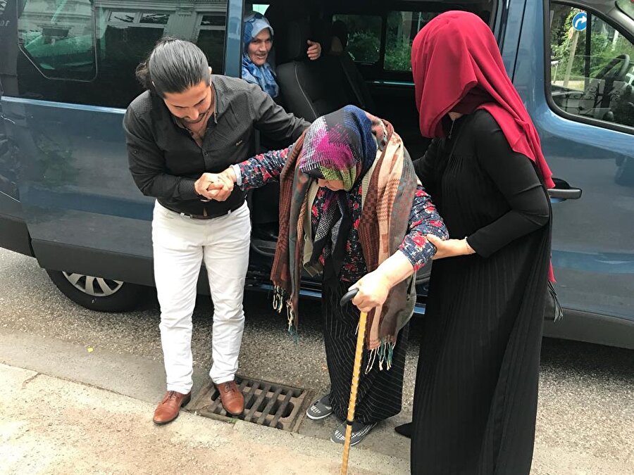 Almanya'nın Hamburg kentinde yaşayan Trabzonlu Naciye Demir hastalığına rağmen oy kullanmaya gitti