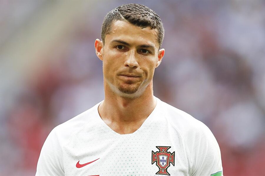 Galatasaray'ın eski futbolcusu Noureddine Amrabat, yaptığı açıklamada Ronaldo'nun hakeme forma hediye ettiğini öne sürdü.