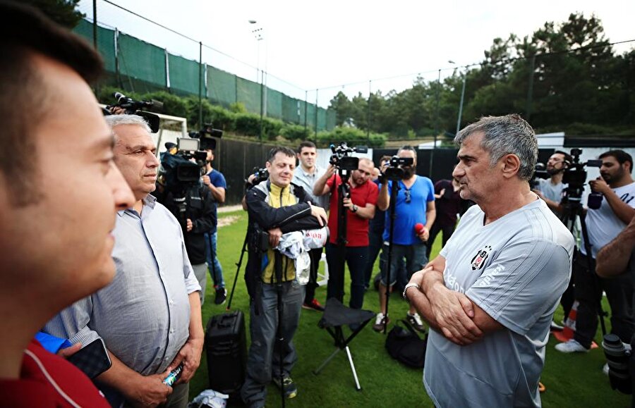 Beşiktaş Teknik Direktörü Şenol Güneş, ilk idmanda gazetecilerin yanına giderek sohbet etti.