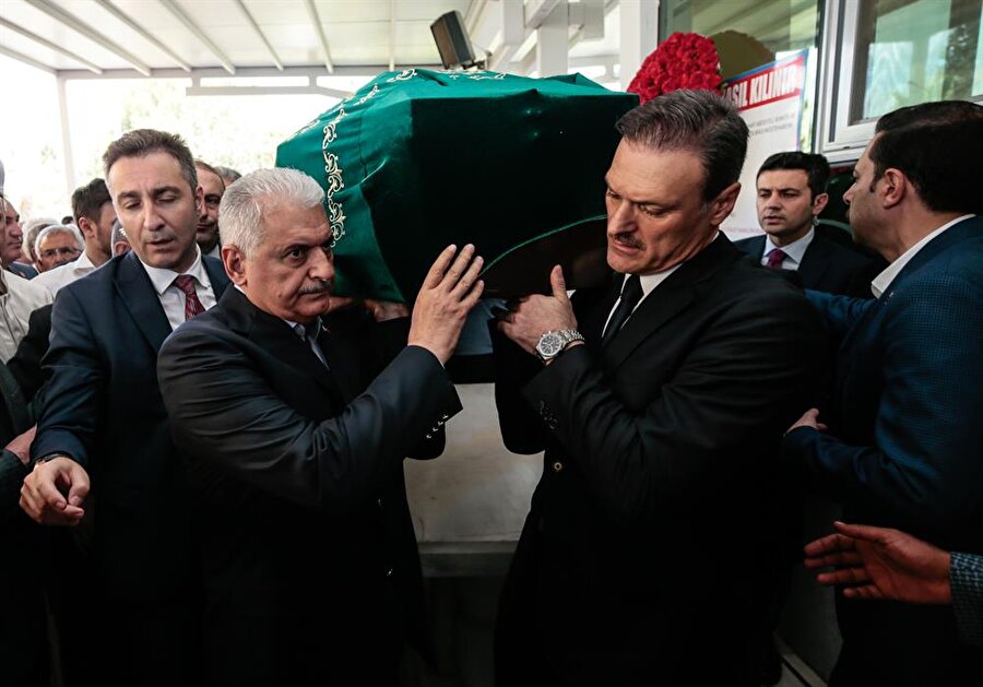 Alpay Özalan, babasını son yolculuğuna uğurladı.