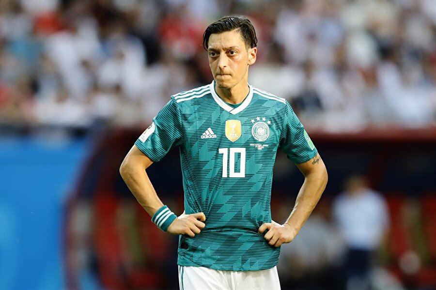 Takım arkadaşı Mesut Özil'e sahip çıktı.