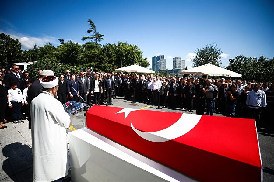 Şarık Tara son yolculuğuna uğurlandı.