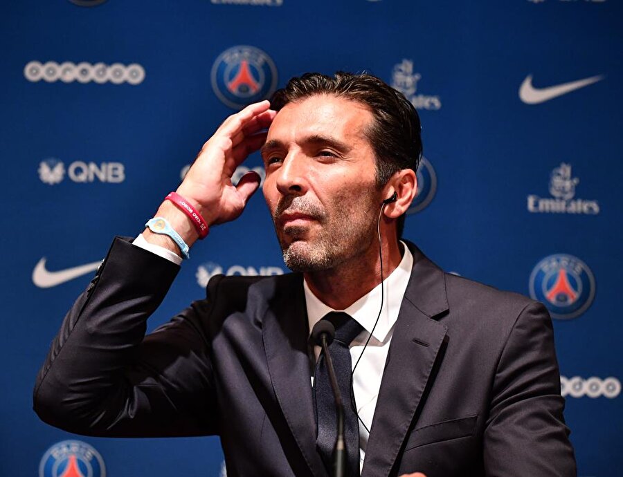 PSG, Buffon'u basına tanıttı
