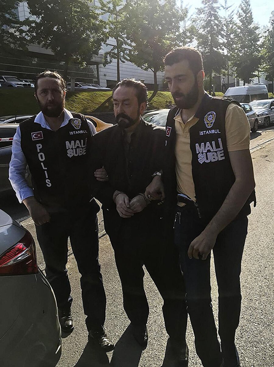 Adnan Oktar sabah saatlerinde gözaltına alındı.