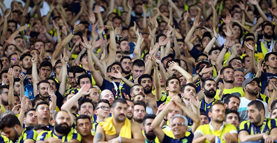 Sarı lacivertli taraftarlar maçın bitiminin ardından takıma tezahürat yapmayı bırakmadı