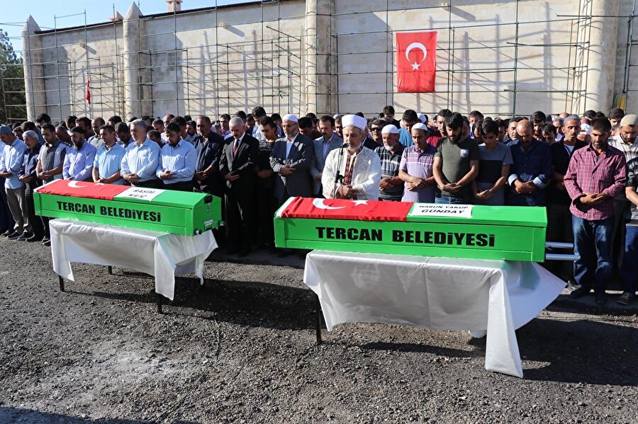 Hayatını kaybeden 5 kişiden 2'sinin cenazesi toprağa verildi.