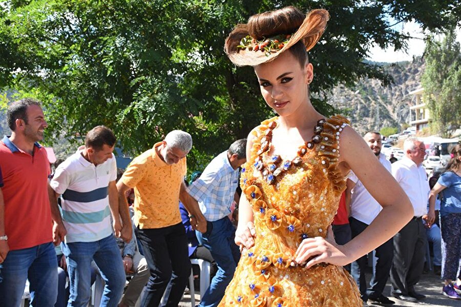 Pestil ve köme işlemli gelinlik