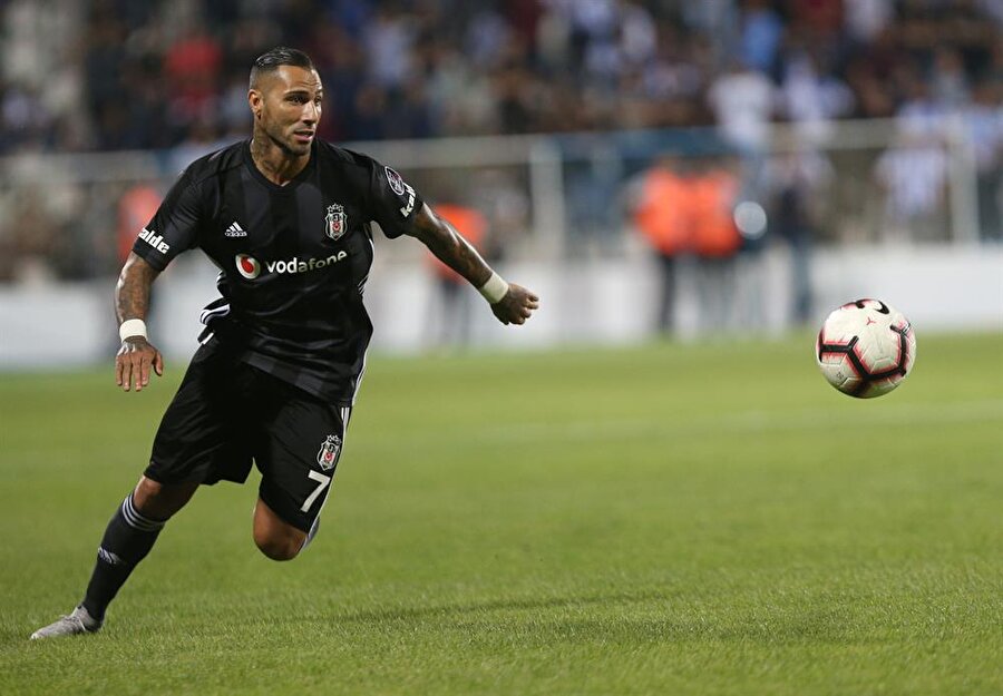 Ricardo Quaresma, ceza sahası içine orta açmaya hazırlık yapıyor.