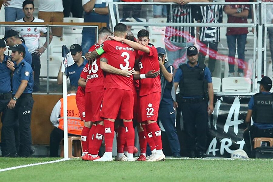 Antalyasporlu oyuncuların gol sevinci.