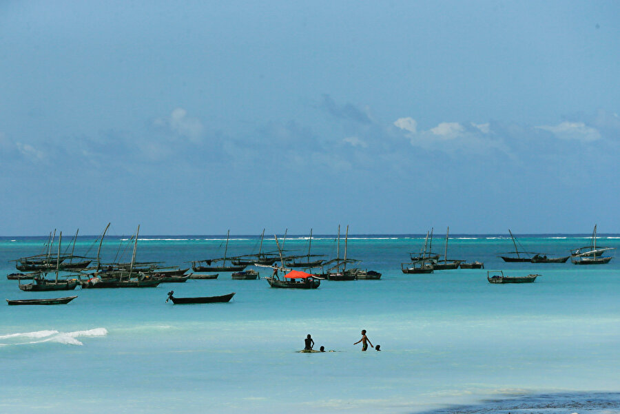Zanzibar sahilinde eğlenen Afrikalı çocuklar.