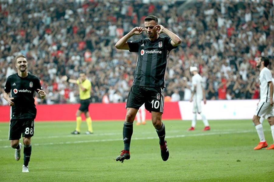 Oğuzhan Özyakup, Avrupa Ligi'nde Partizan'a gol attıktan sonra taraftarın tepkisine cevap verdi.
