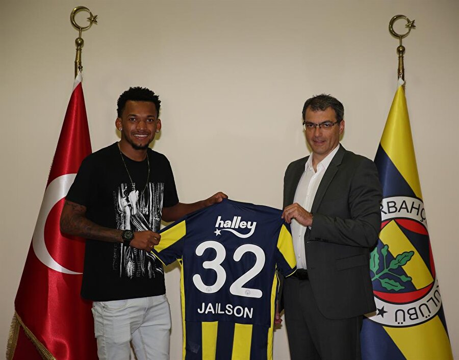 Damien Comolli Jailson'a Fenerbahçe formasını takdim ederken.