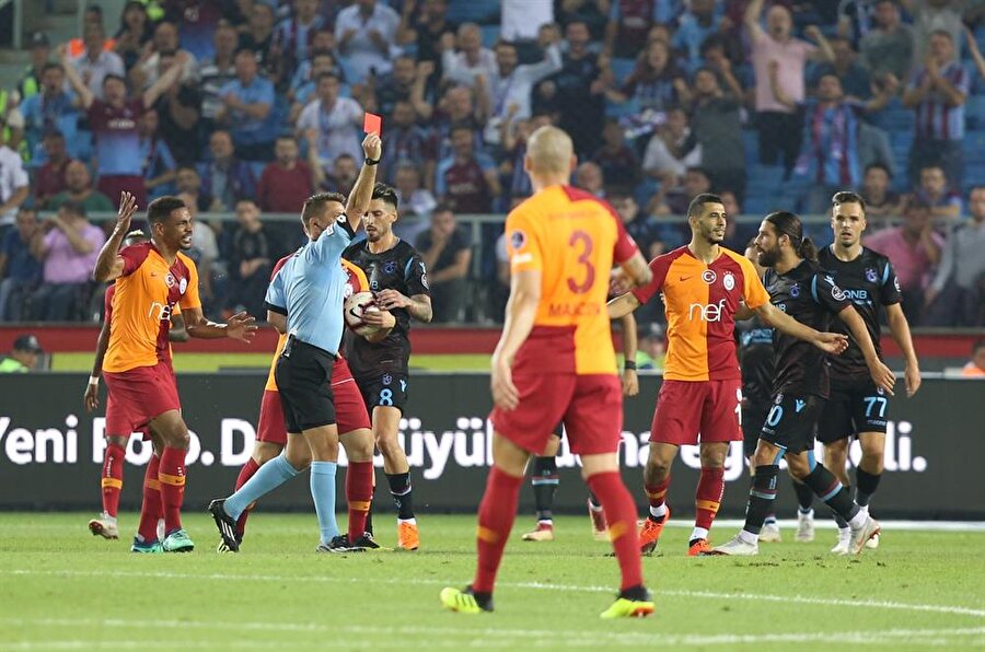 Belhanda, kariyerindeki 10. kırmızı kartını gördü.