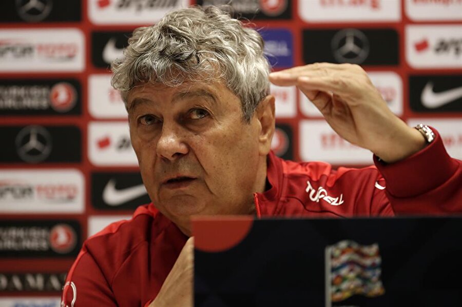 Mircea Lucescu, İsveç maçı öncesinde düzenlenen basın toplantısında açıklamalarda bulunuyor.