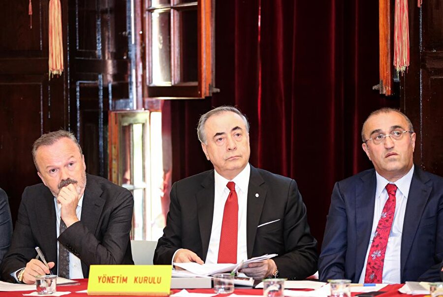 Galatasaray Kulübü Başkanı Mustafa Cengiz, kurmaylarıyla birlikte Eylül ayında gerçekleşen olağan Divan Kurulu toplantısını takip ederken.