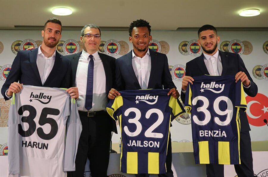 Fenerbahçe, transferin son günlerinde kadrosuna kattığı Jailson, Harun ve Benzia için imza töreni düzenledi.
