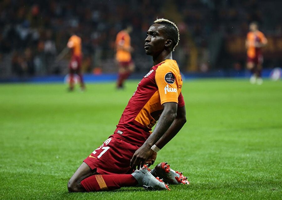 Henry Onyekuru, Kasımpaşa maçında kaydettiği golün sevincini taraftarlarla paylaşıyor...