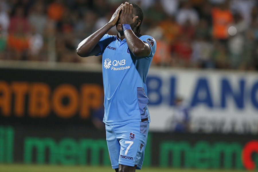 Hugo Rodallega kaçırdığı golün ardından büyük üzüntü yaşıyor.