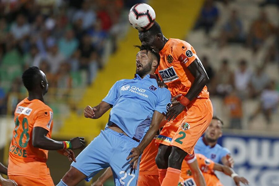 Alnayaspor - Trabzonspor maçında sahalarda ender görünen bir olay yaşandı.