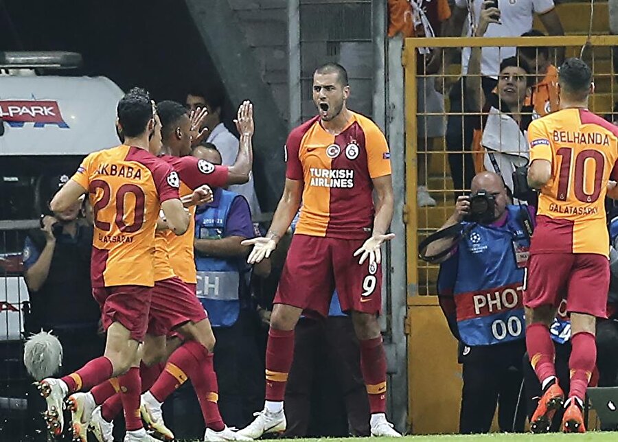 Eren Derdiyok, gol sevincini takım arkadaşlarıyla birlikte paylaşırken.