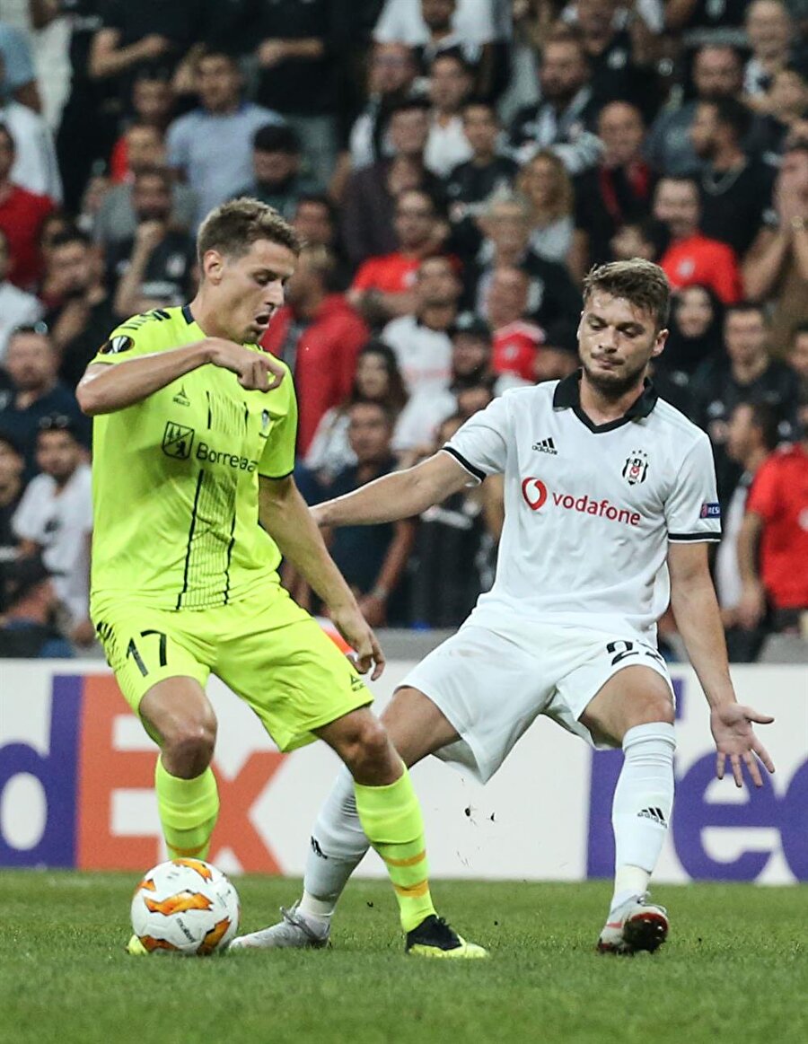Adem Ljajic, rakibiyle ikili mücadeleye girerken.