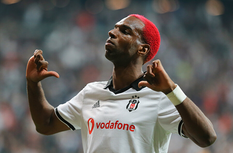 Beşiktaş'ın UEFA Avrupa Ligi'nde Sarpsborg'u ağırladığı karşılaşmada ikinci yarı oyuna giren Ryan Babel kilidi açtı. Hollandalı gol sevincini taraftarlarla paylaştı.