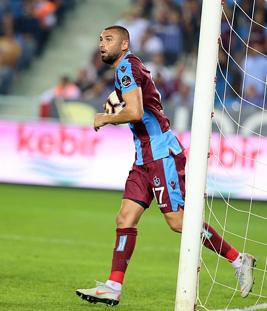 Burak Yılmaz, kaydettiği gol sonrası sevincini yaşarken.