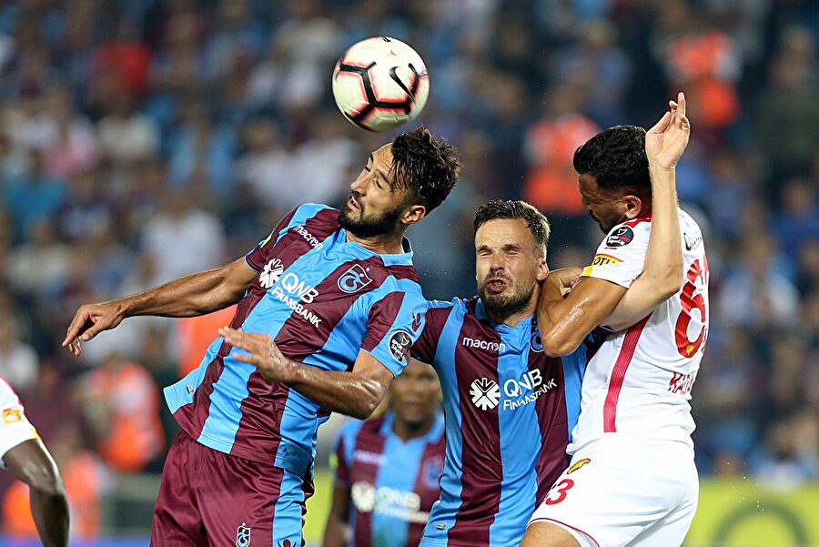 Mustafa Akbaş, topa kafa ile müdahale ederken...