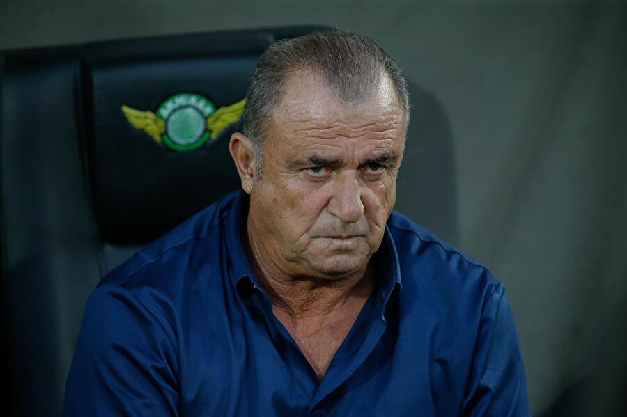 Akhisar deplasmanından 3-0 mağlup dönen Galatasaray'da maç boyunca Fatih Terim sıkıntılı ve sinirli görüntüsü ile dikkat çekti.