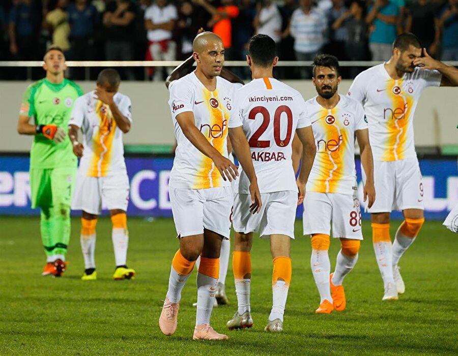 Galatasaraylı futbolcular Akhisar deplasmanında alınan 3-0'lık mağlubiyet sonrasında üzgün bir şekilde soyunma odasına geçti.