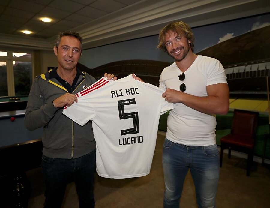 Fenerbahçe'nin eski stoperi Diego Lugano, Beşiktaş derbisi öncesinde eski kulübünü ziyaret etti. Fenerbahçe Başkanı Ali Koç ile buluşan Uruguaylı eski futbolcu, sportif direktörlüğünü yaptığı Sao Paulo'nun formasını Ali Koç'a hediye etti.