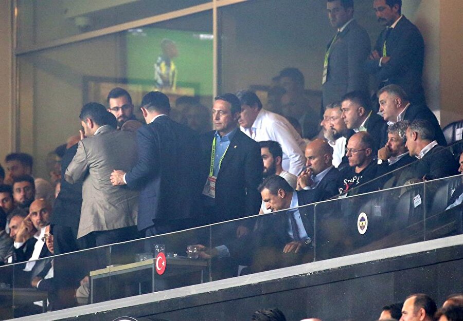 Ali Koç maç sonunda bir süre daha şeref tribününde bekleyerek saha içinde yaşanan olayları takip etti.