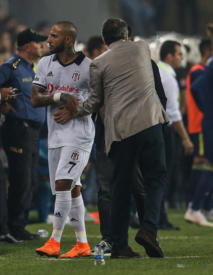 Ricardo Quaresma maçtan alınmasının ardından Şenol Güneş'in elini tutmak istemedi.