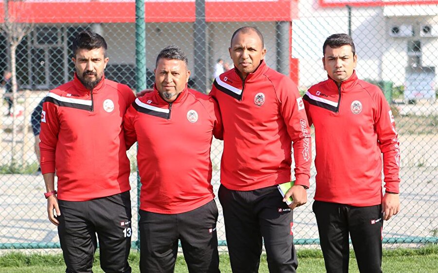 Mehmet Aurelio imza attıktan sonra teknik heyetiyle poz verdi.