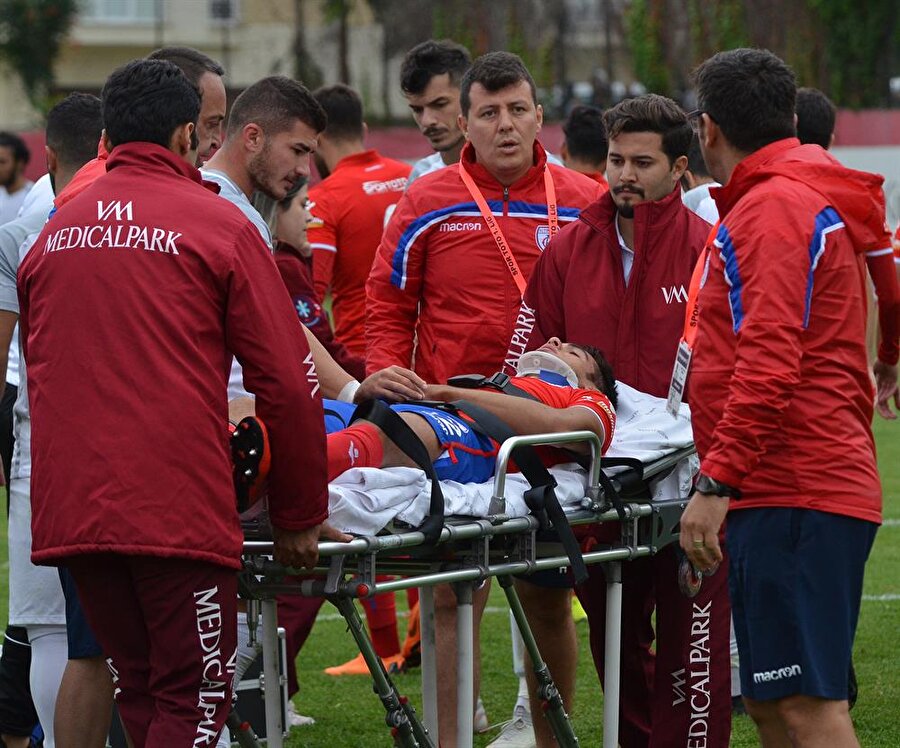 Karşılaşmada sakatlanan Kerim Alıcı, sağlık ekipleri tarafından ambulansa götürülüyor.