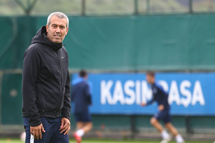 Kemal Özdeş, antrenmanda objektiflere poz verirken...