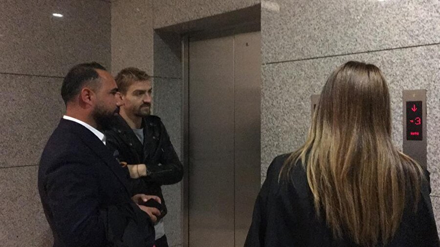 Caner Erkin mahkeme salonuna gitmek için asansör sırası beklerken.