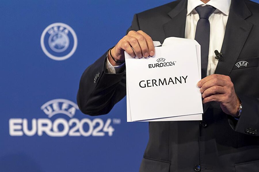 UEFA'nın Almanya'ya ev sahipliği hakkını kazandırdığı zarfın açıldığı an.