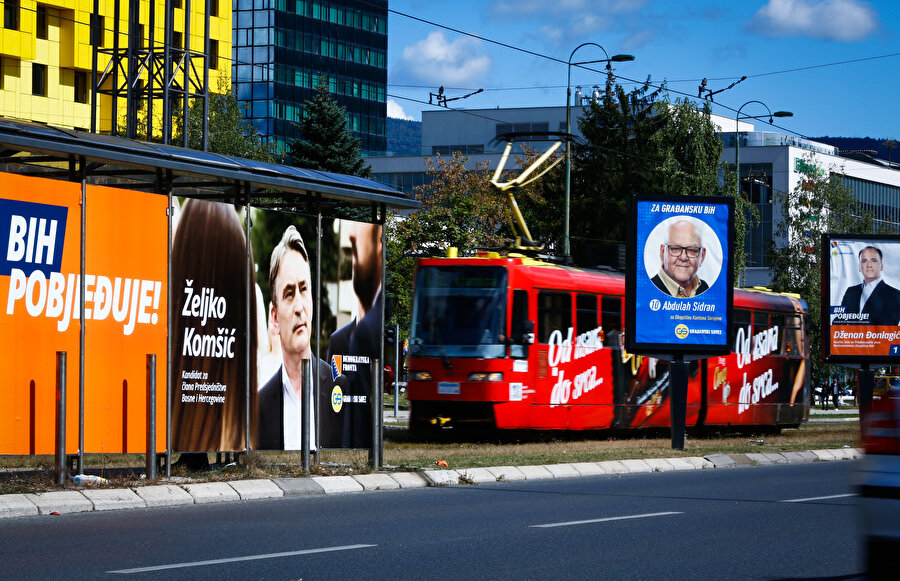 Bosna Hersek'te genel seçimlerde kullanılan seçim afişleri caddeleri süslemişti.