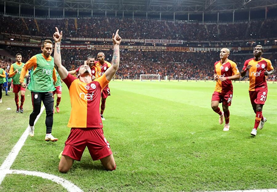 Gs mac canlı. Мияц Галатасарай. Galatasaray. Galatasaray Tishort. GS Foundation.