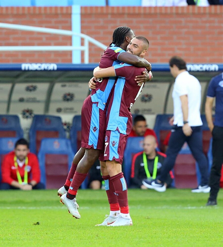 Trabzonspor'un iki golcüsü birlikte seviniyor.
