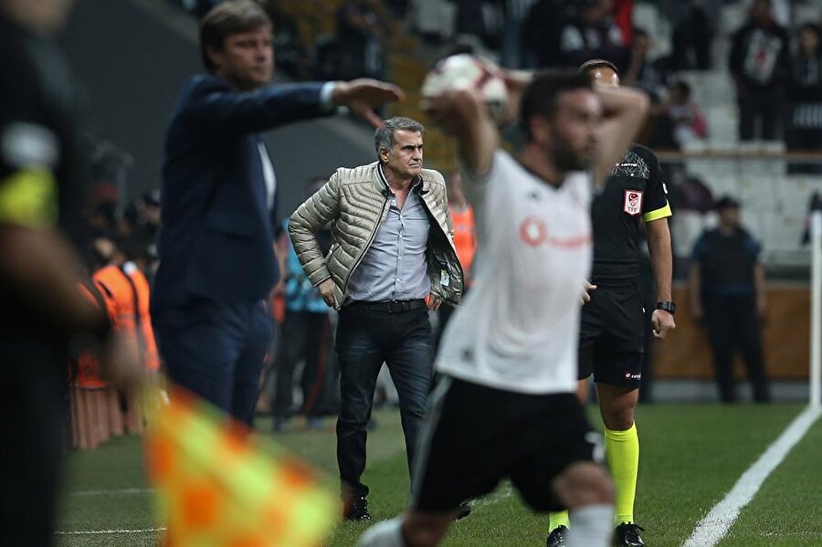 Karşılaşma sırasında her iki teknik adamda takımlarına direktif veriyor.