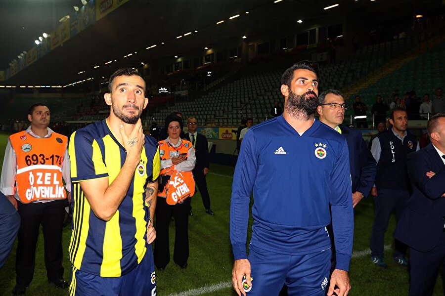 Mehmet Topal ve Volkan Demirel, tüm protestolara rağmen sarı lacivertli taraftarlardan özür diliyor.