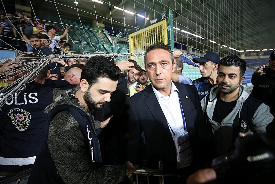 Ali Koç, polis eşliğinde taraftarların bulunduğu tribüne gidiyor.